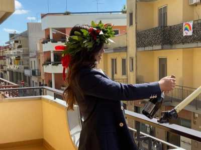 E per quanto riguarda i festeggiamenti? Ognuno ha fatto quel che poteva, vista la quarantena. La 24enne Annamaria, di Acquaviva, ha stappato una bottiglia di spumante sul proprio terrazzo, con tanto di corona d�alloro in testa...